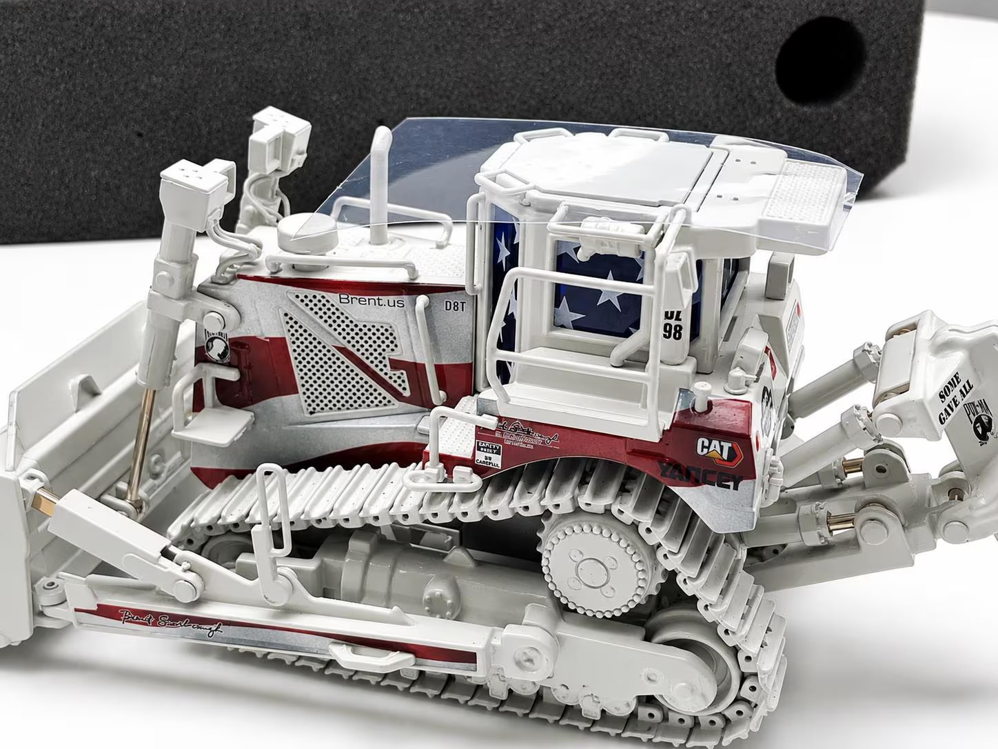Cat D8T Dozer – Scarbrough Patriotic – Diecast Masters 1:50 Scale #85299-BSC New