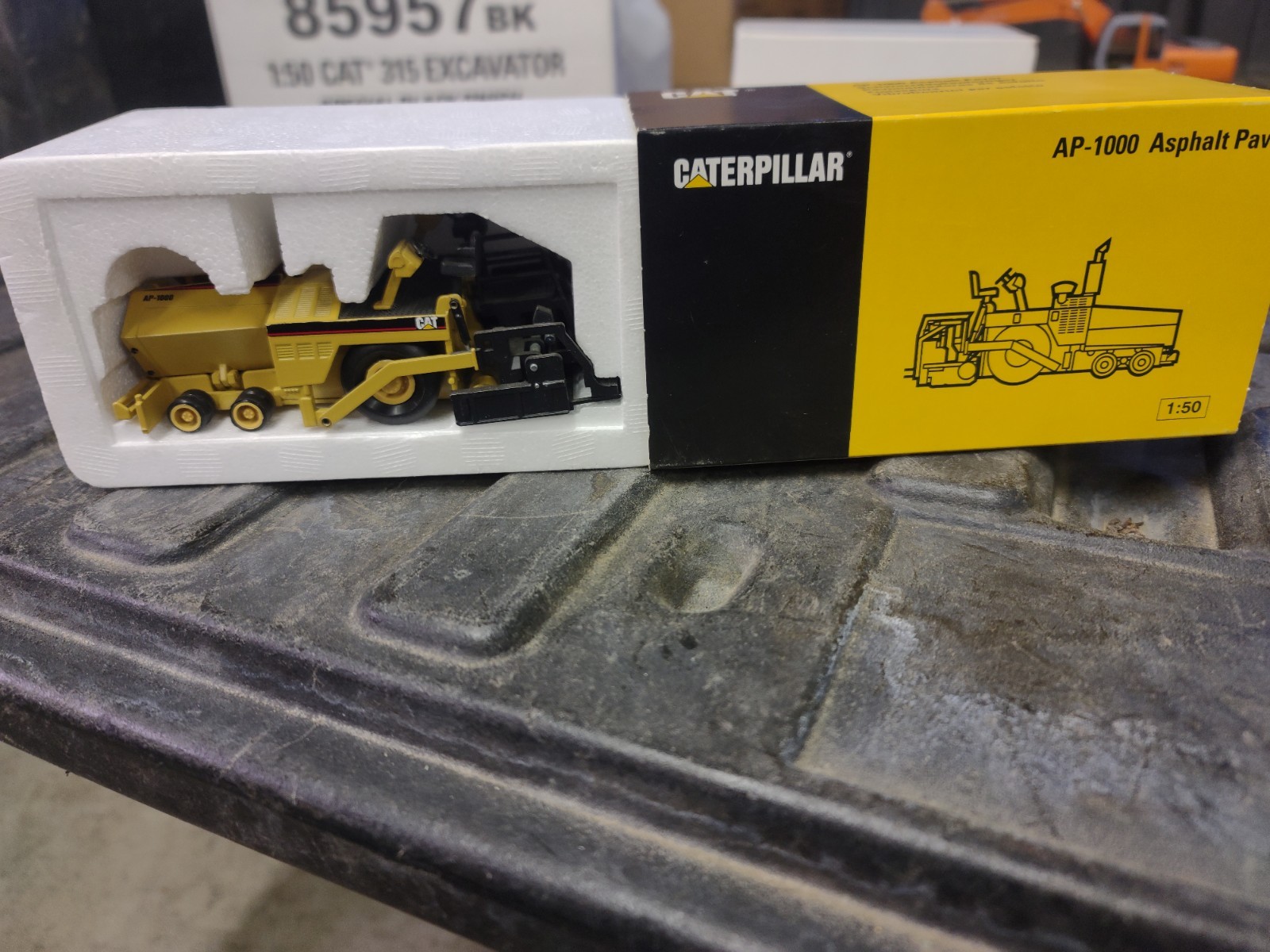 NZG 1:50 Caterpillar AP-1000 Asphalt Paver