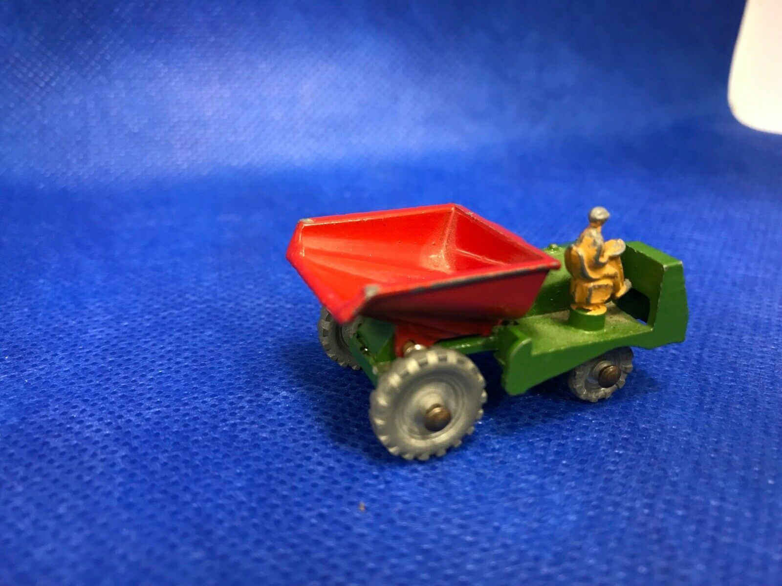 VINTAGE LESNEY ENGLAND NO. 2 DUMP TRUCK 1950’S RED GREEN YELLOW MAN METAL WHEELS