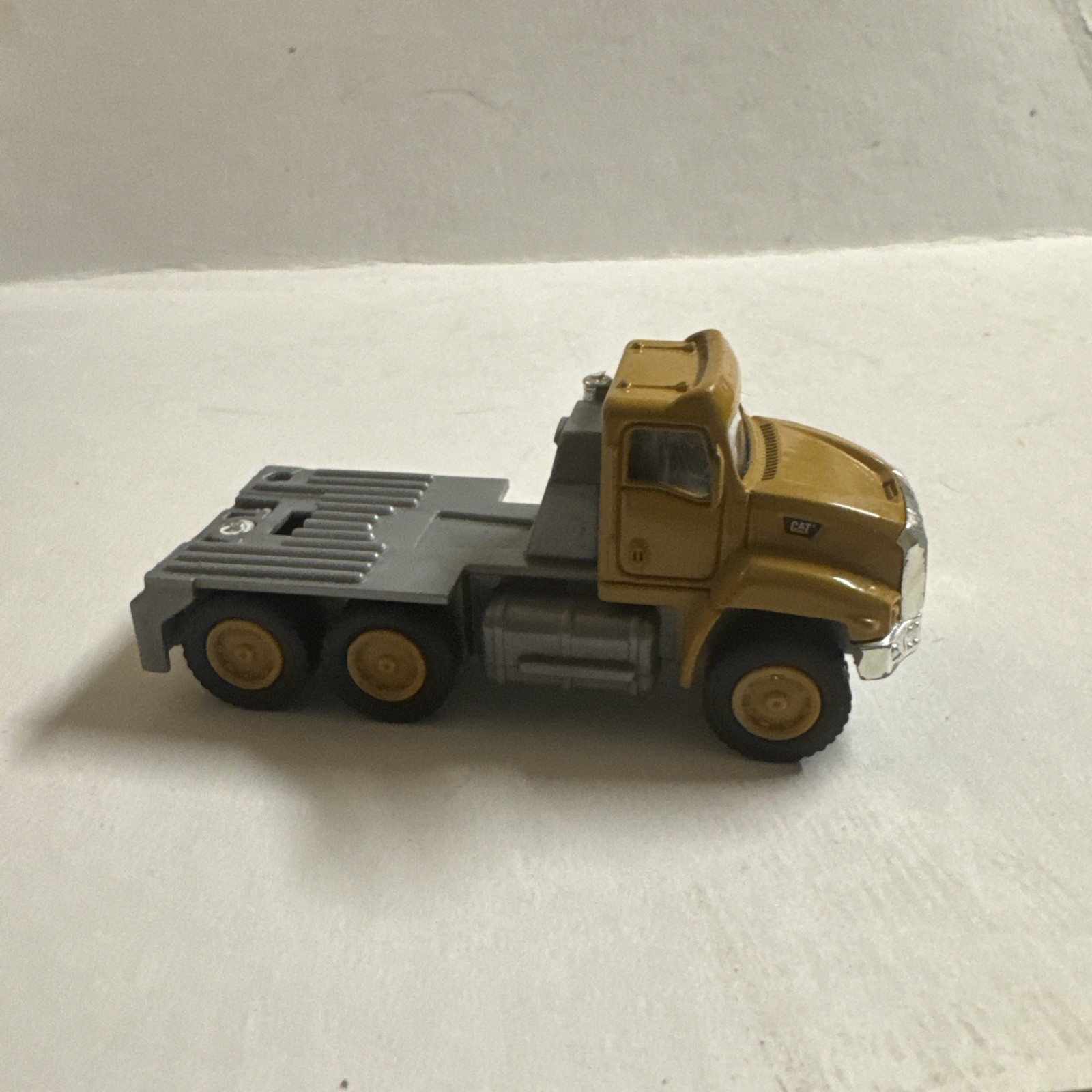 Diecast Masters 1/16 Caterpillar CT660 Day Cab Tractor