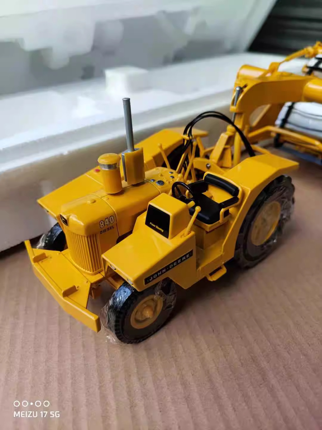1:24 Scale John Deere 840 Diesel with 400 Scraper – Reuhl Model JD840/400 New