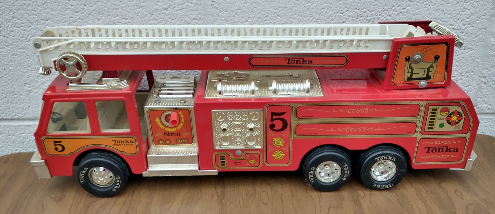 Tonka Firetruck 33105 Hook n’ Ladder Crank Siren Ladder 2 Section USA Figure