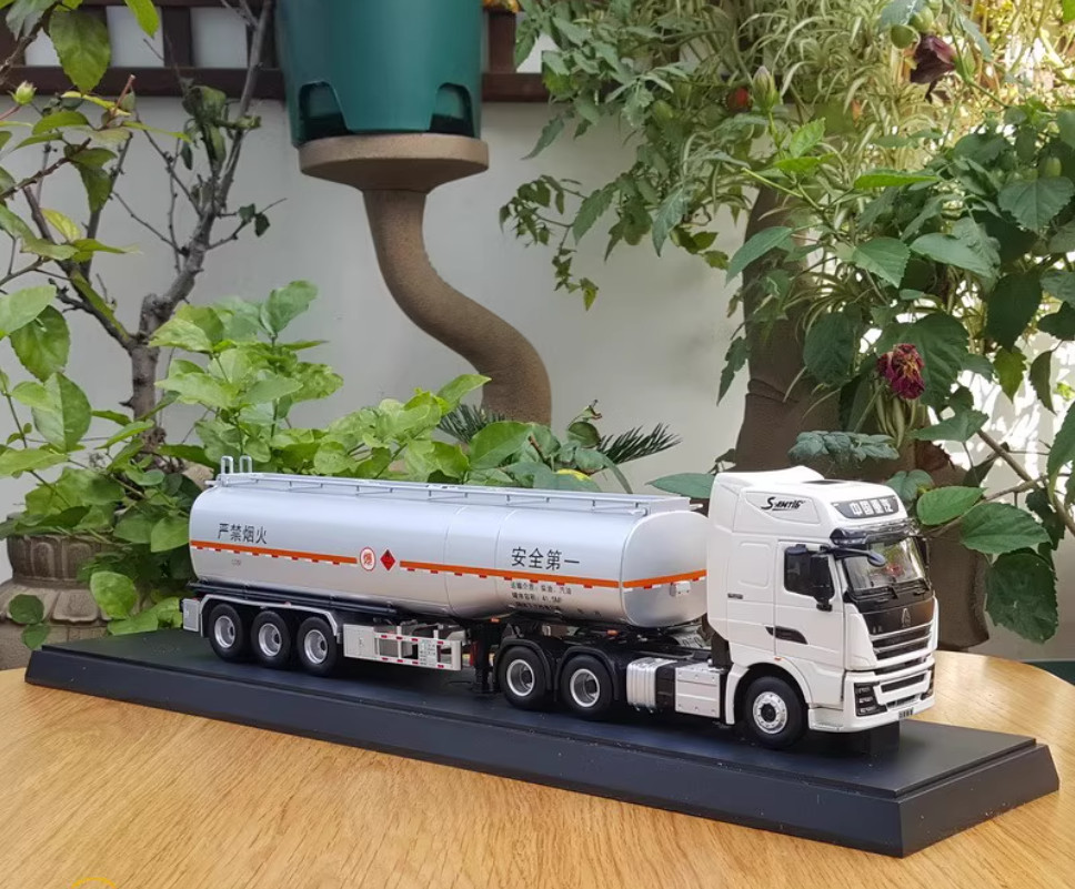 1:36 46CM HOWO TH7 Tank Truck Petroleum Transport vehicle Carrier Diecast Model