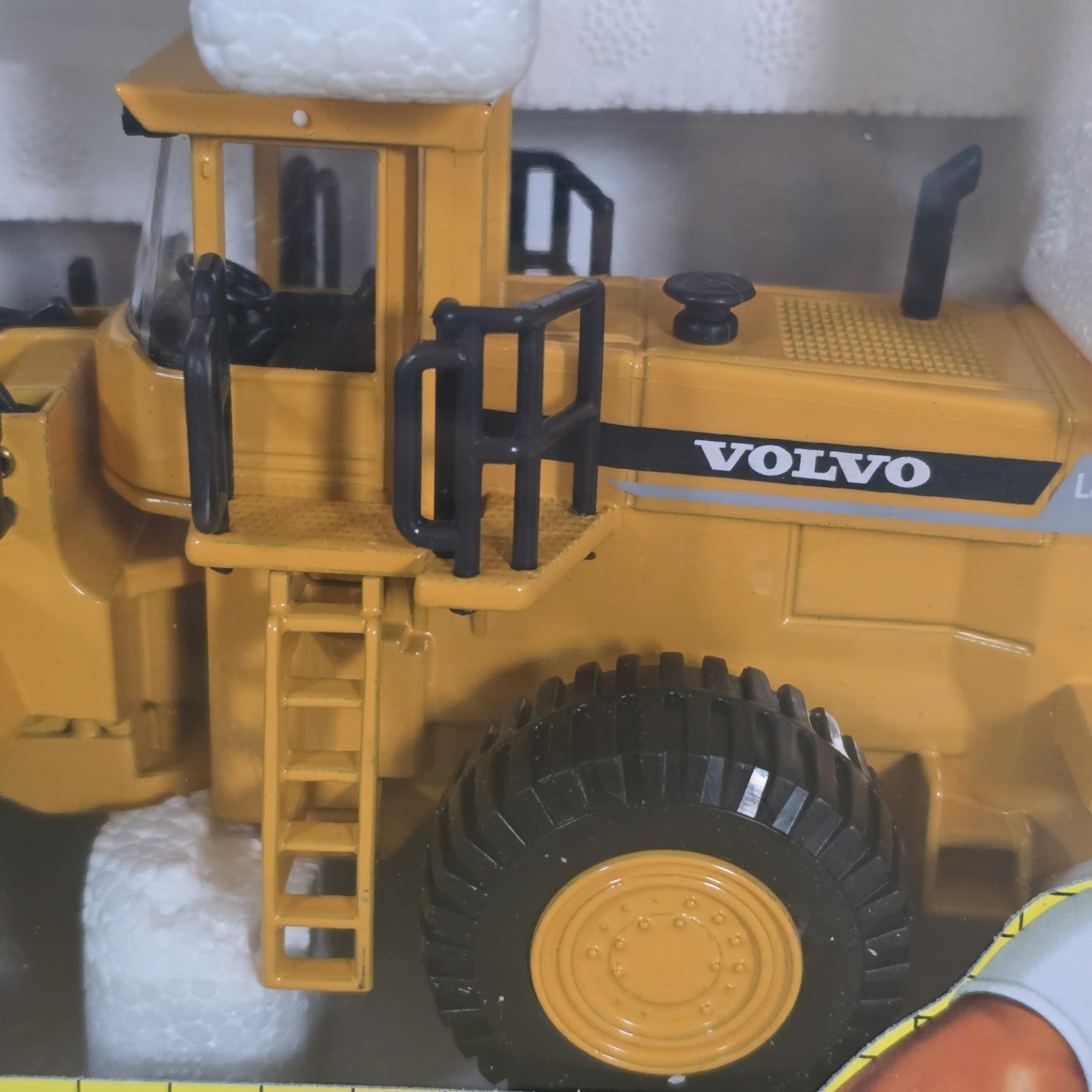 JOAL 197 VOLVO L-330C WHEEL LOADER 1:50 SCALE N.I.B.