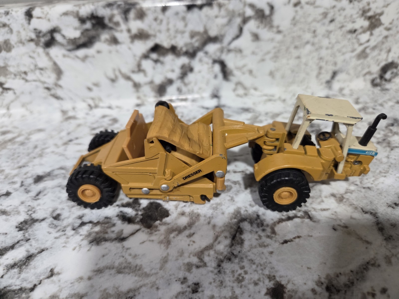 ERTL 1:64 Mighty Movers 4128 Dresser Scraper #1855