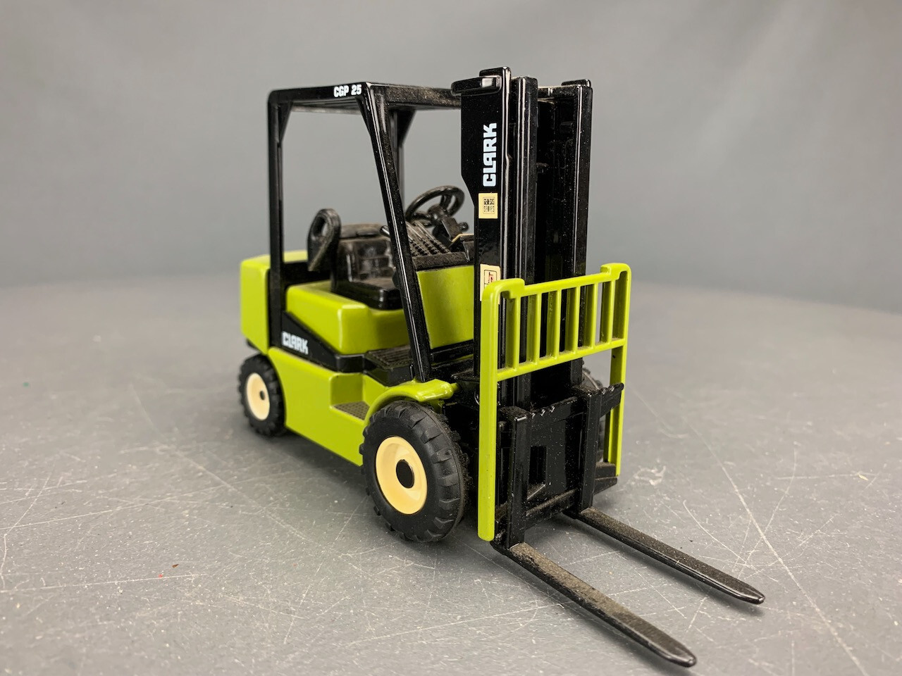 1:24 Diecast Clark CGP 25 Forklift D1453