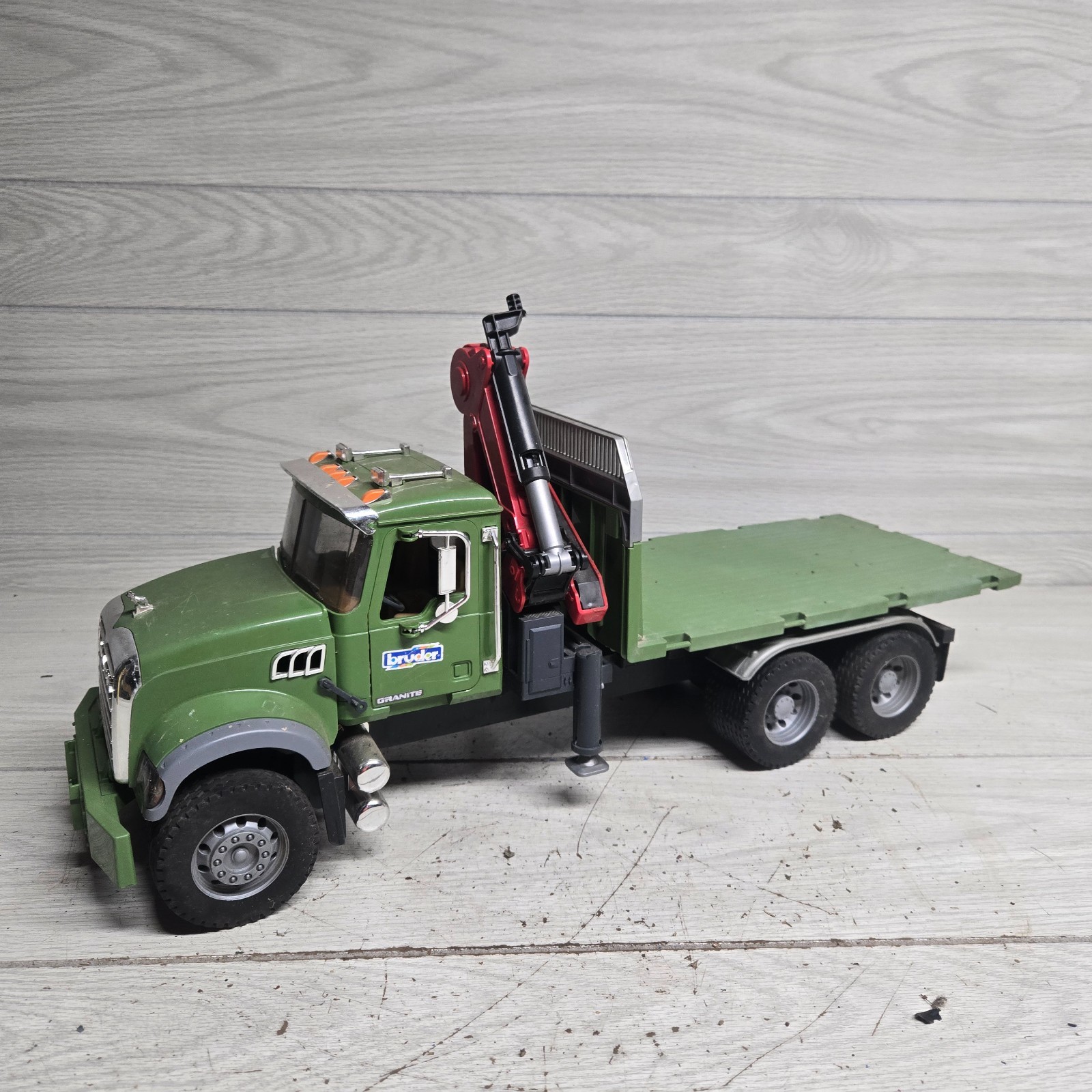 Bruder 1:16 Mack Green Log Truck Flat Bed With Crane