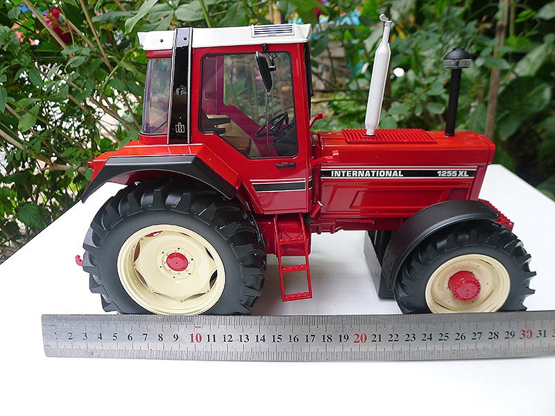 1:16 UH International 1255 XL Tractor Farm Vehicle Machinery Diecast Alloy Model