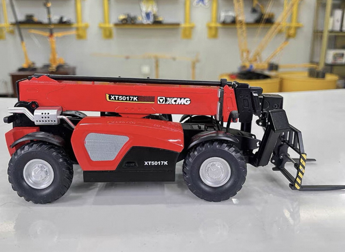 1/35 Scale XCMG XT5017K Telescopic Handler Diecast Model Toy Gift NIB