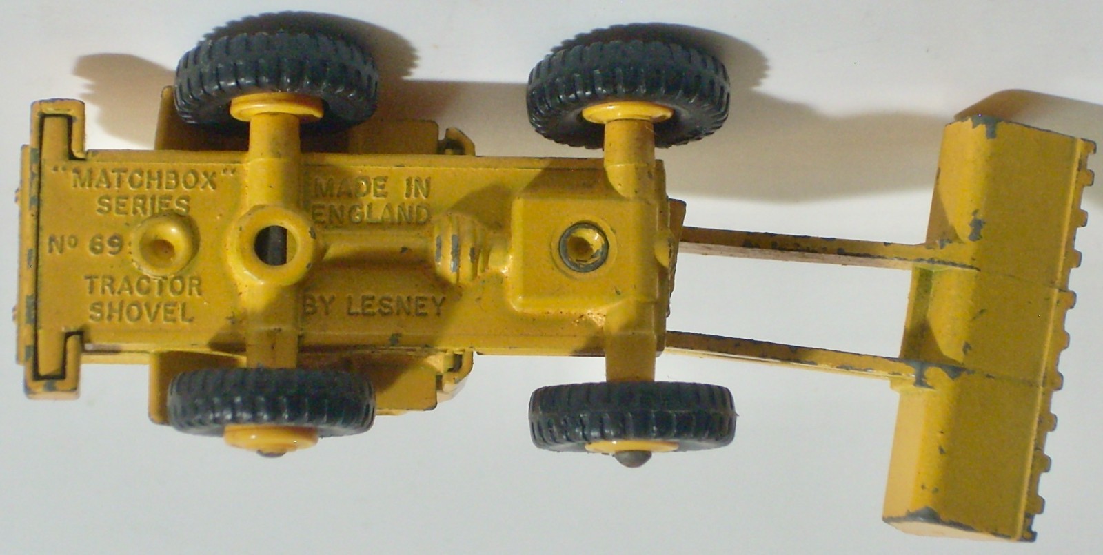VINTAGE MATCHBOX #69-B YELLOW TRACTOR SHOVEL MADE IN ENGLAND BY LESNEY 1967