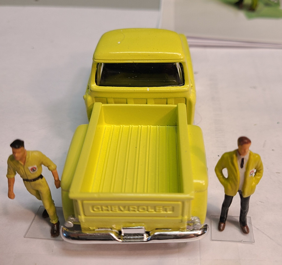1/50 1955 Chevrolet Stepside Pick Up + 2 Figs – in EUCLID “High-Lite” Green !!