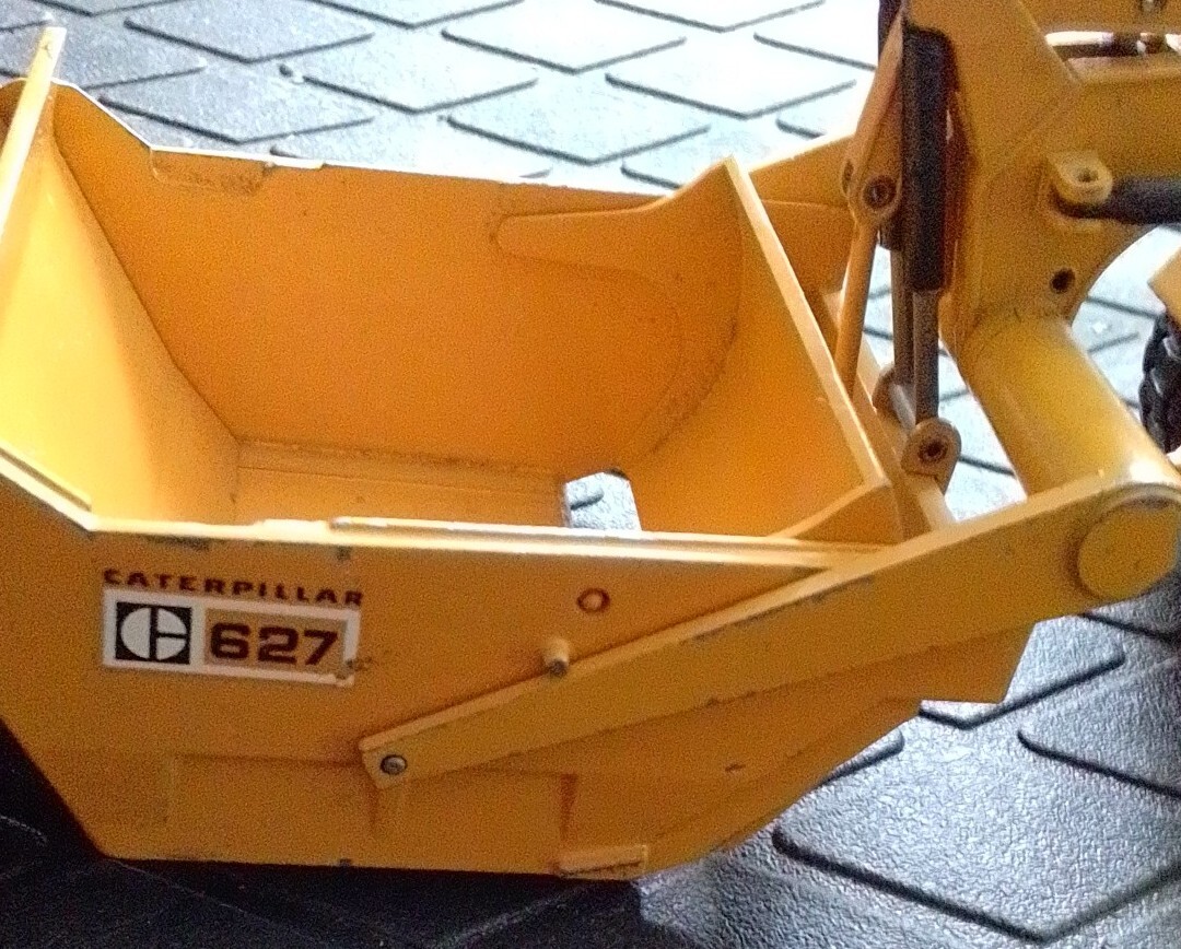 NZG CAT Push Pull Scraper Model 627 Diecast 1:50 Scale W Germany