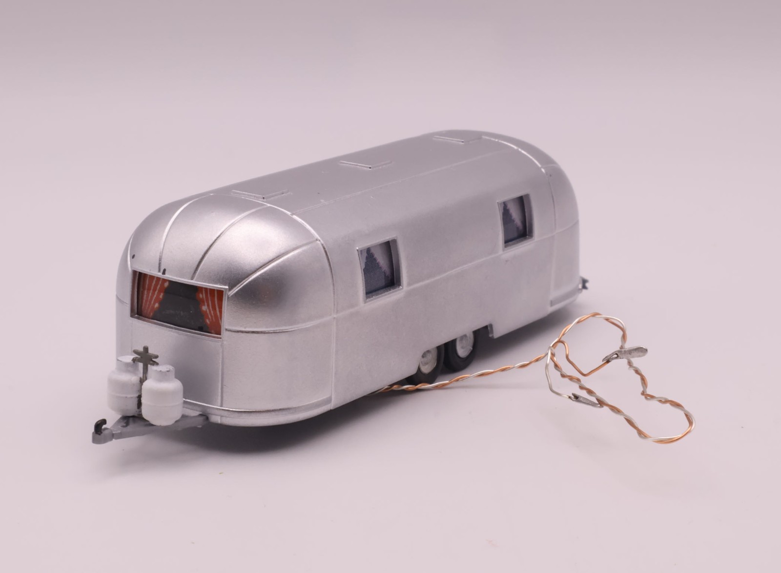 HO Scale Airstream 2-Axle Lighted Camper Accessory Bundle