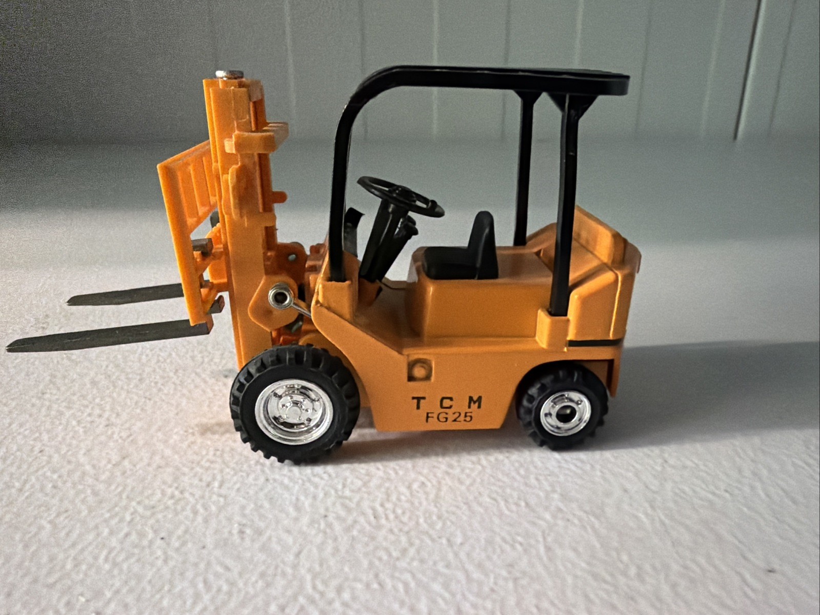 TCM 22 FG25 Shinsei Mini Power Lift Truck 1/50. Forklift – Made In Japan