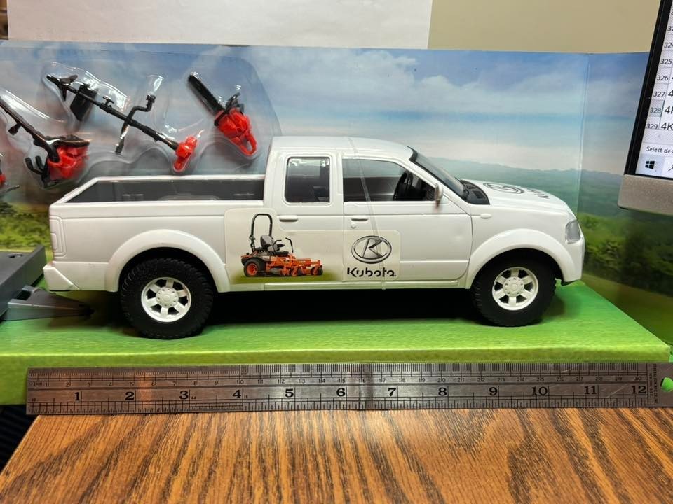 New-Ray Toys 1:18 Scale Kubota Pick Up & Lawn Mower Set 33263