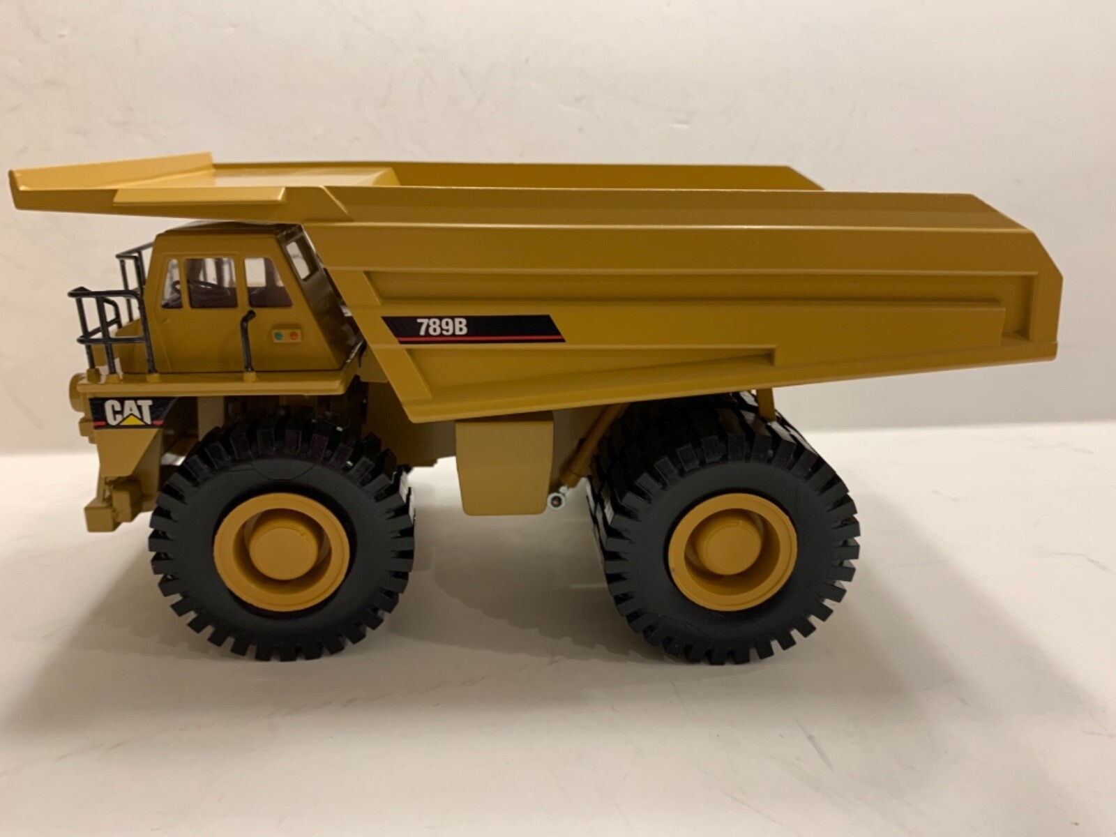 NZG Conrad CATERPILLAR CAT 789B Off-Highway Dump Truck Official Launch Edition