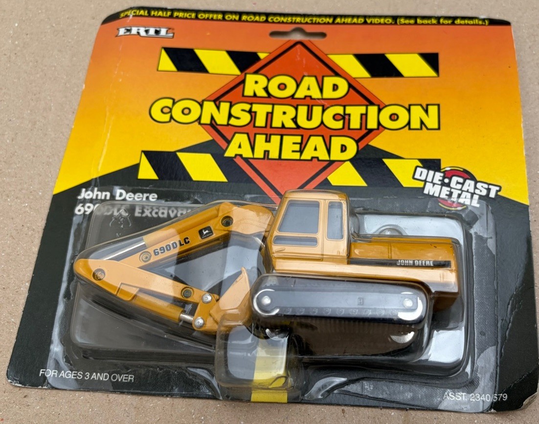 ERTL John Deere Excavator 1/64 Scale 690DLC Die Cast Metal Construction