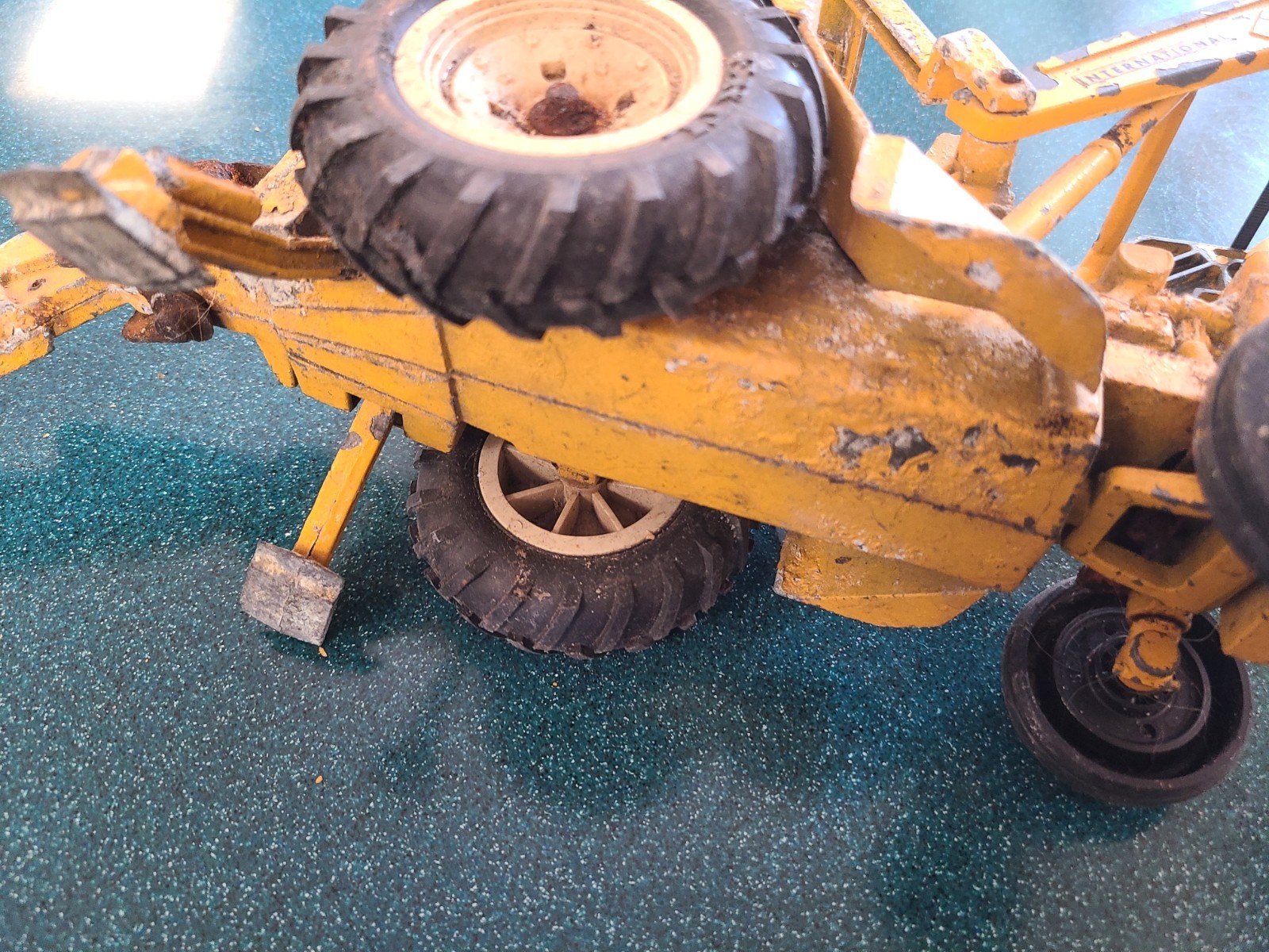 Vintage ERTL 2676 Yellow International Harvester #472 Backhoe Loader ~20” Metal
