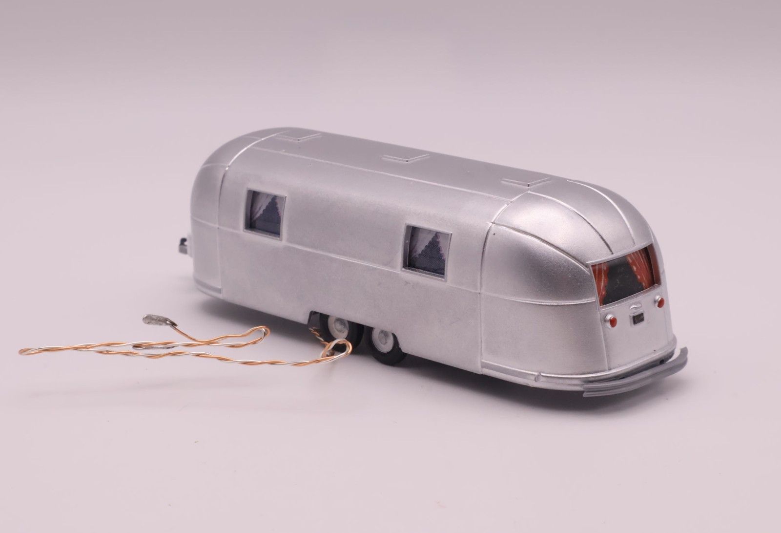 HO Scale Airstream 2-Axle Lighted Camper Accessory Bundle