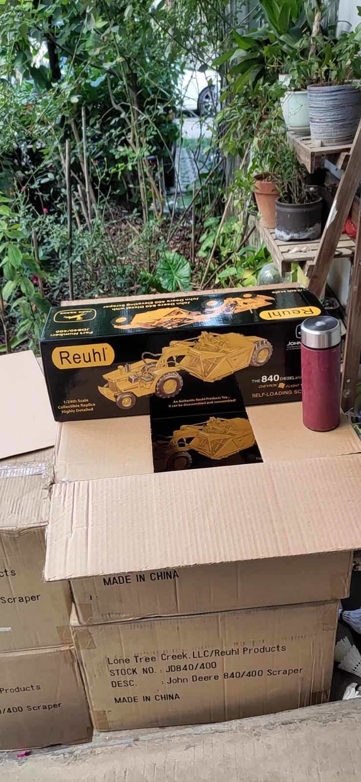 1:24 Scale John Deere 840 Diesel with 400 Scraper – Reuhl Model JD840/400 New