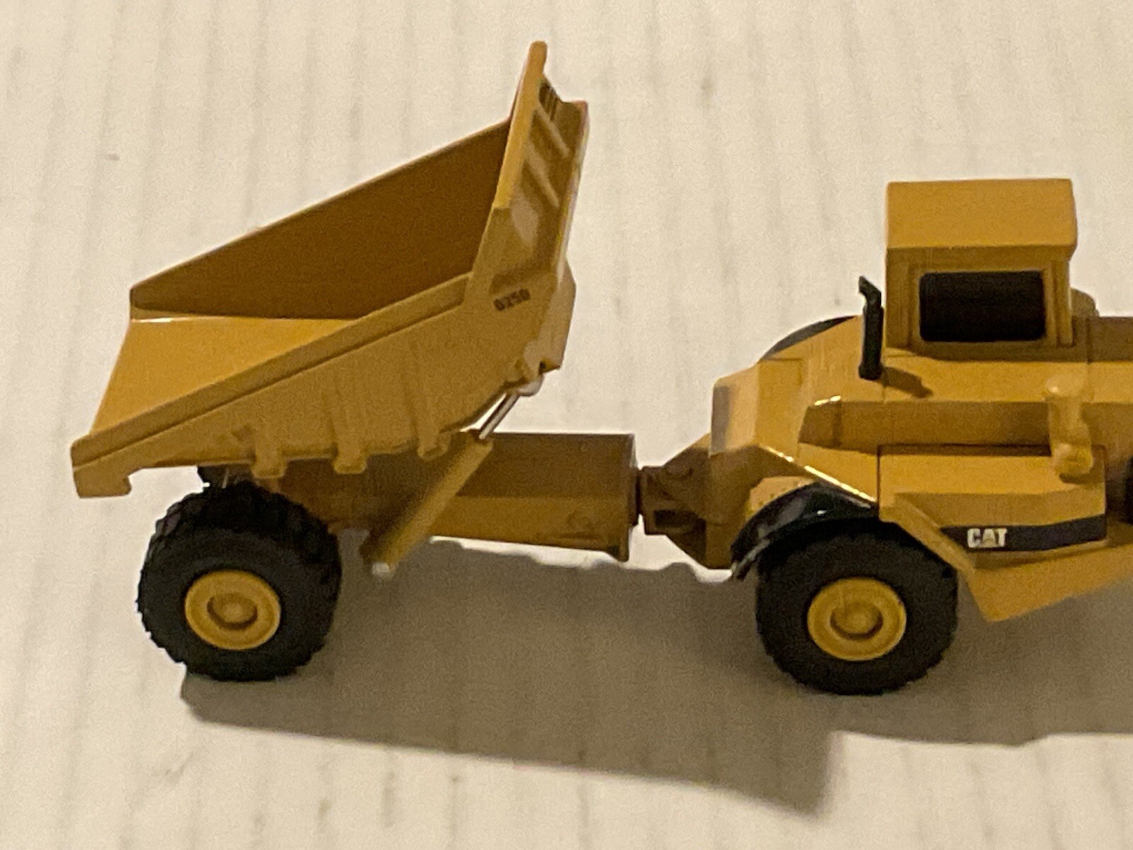 ERTL Caterpillar CAT D25D Dump Truck Road Construction die cast 1:64