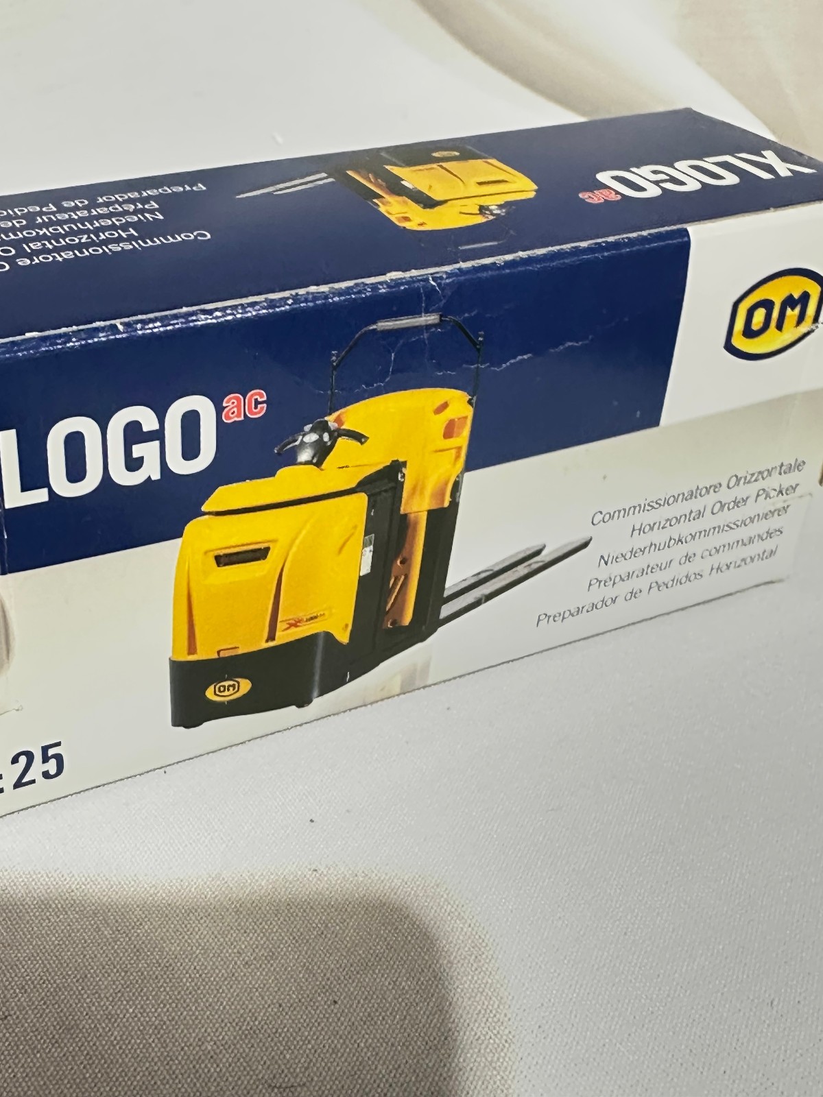 OM Xlogo AC Horizontal Order Picker By Old Cars 1/25th Scale
