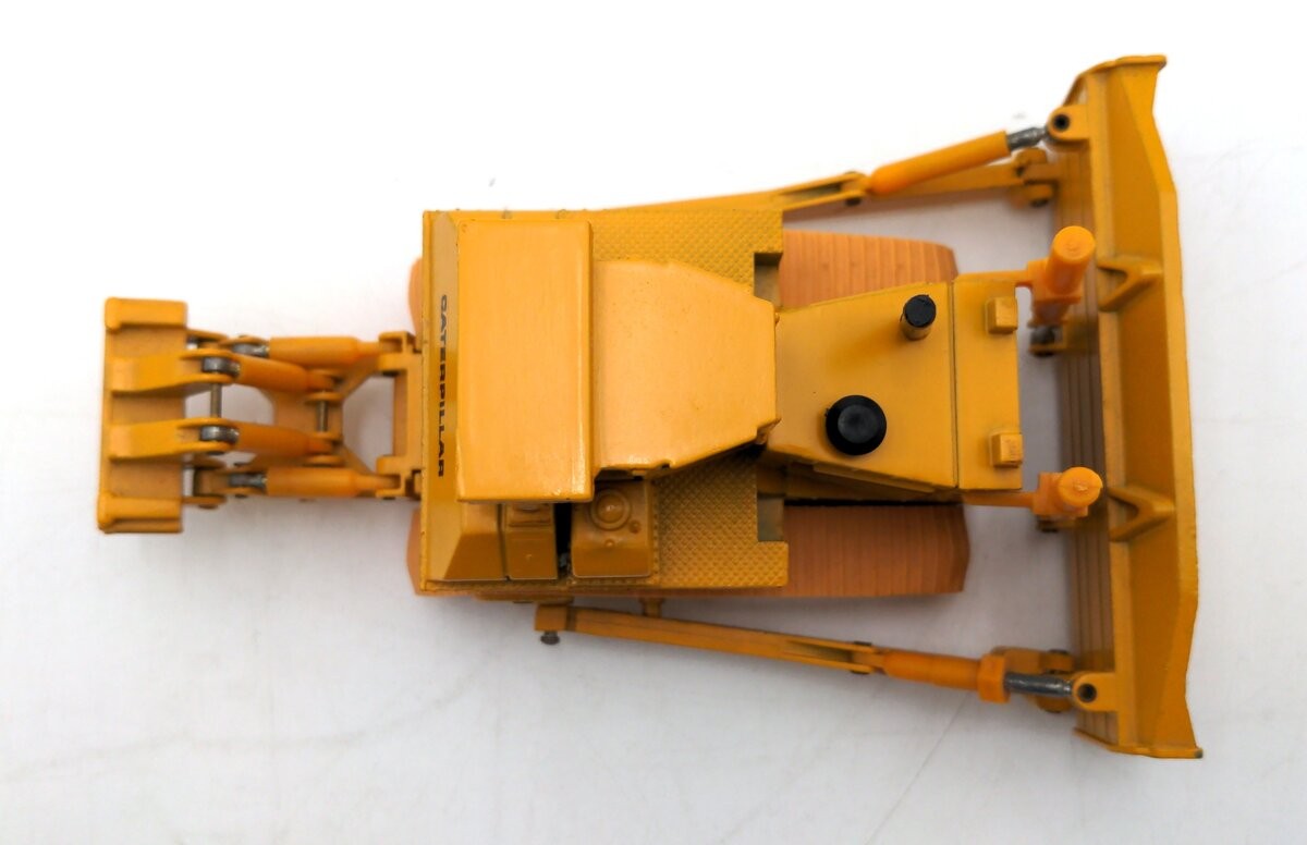 NZG 233 1:50 Scale CAT D9N Track-Type Tractor/Box