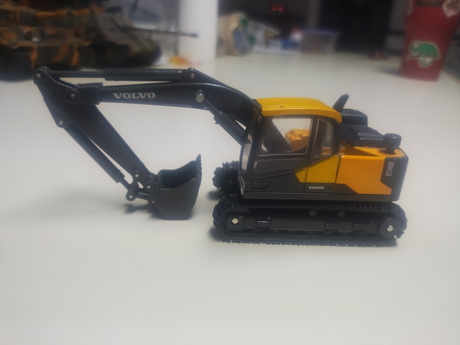New Ray 1/64⁸ Volvo EC140E Excavator
