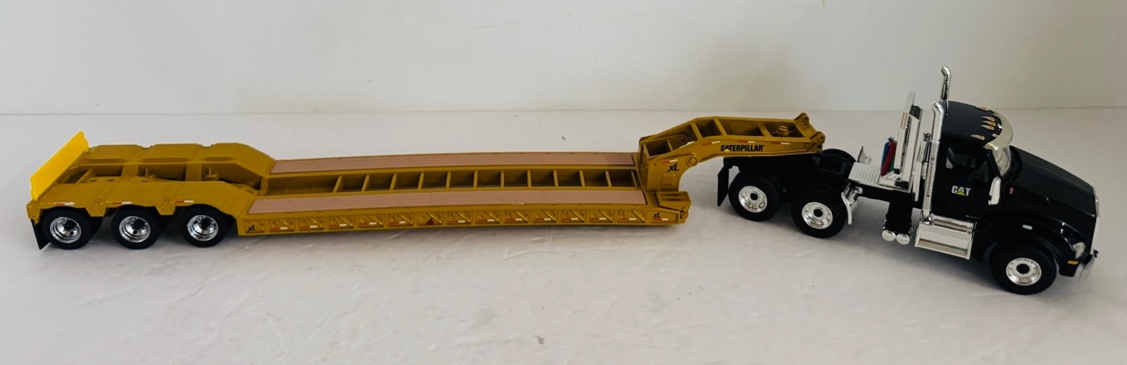 Custom 1:50 Caterpillar Kenworth T880 Day Cab & Lowboy set