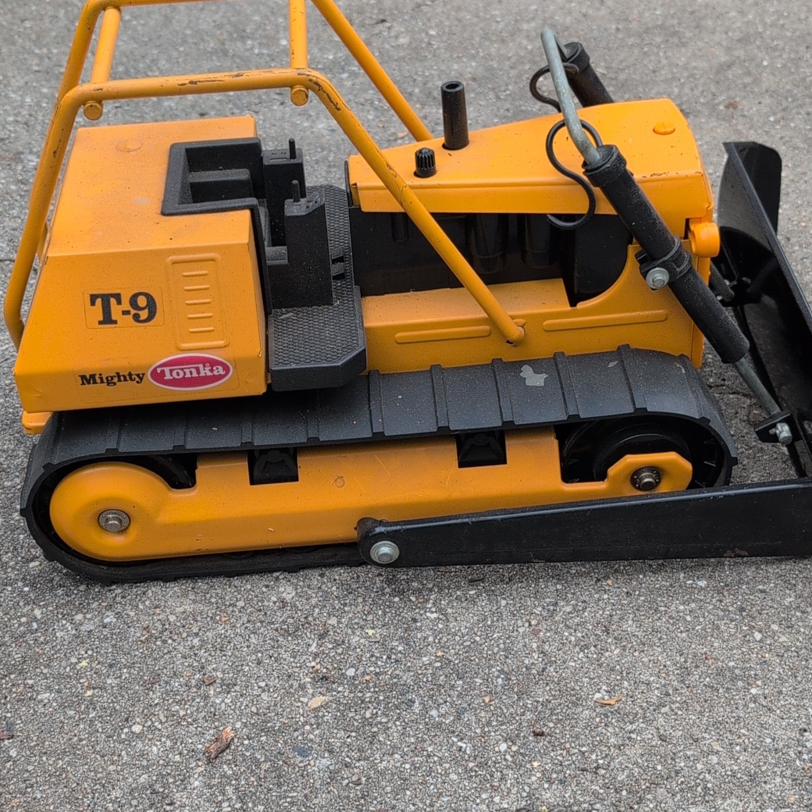 Tonka Mighty Tonka T-9 Tracked Dozer Bulldozer Construction Toy Yellow/Black
