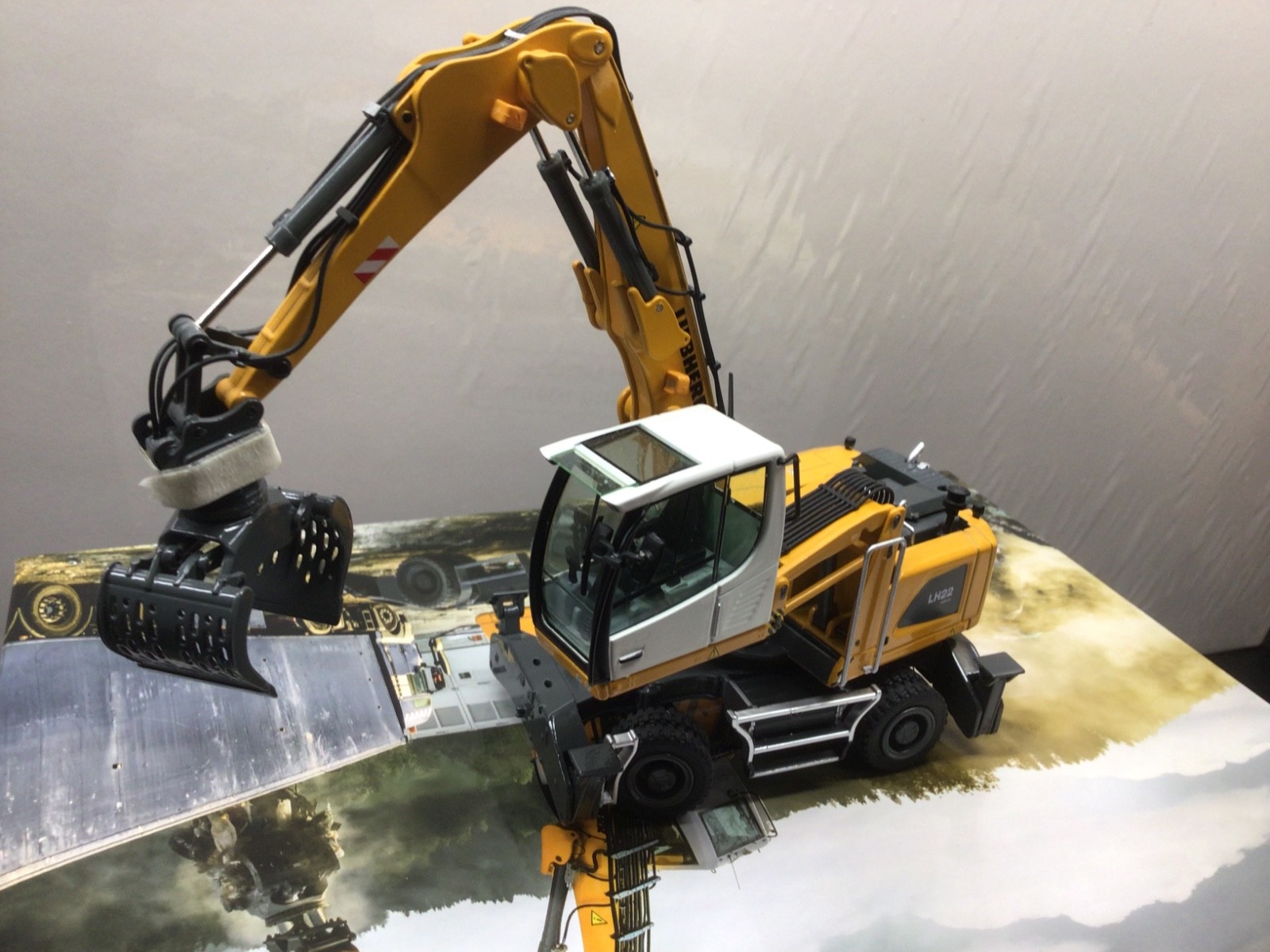 NZG 10012 Liebherr LH22 Material Handler 1/50 MIB