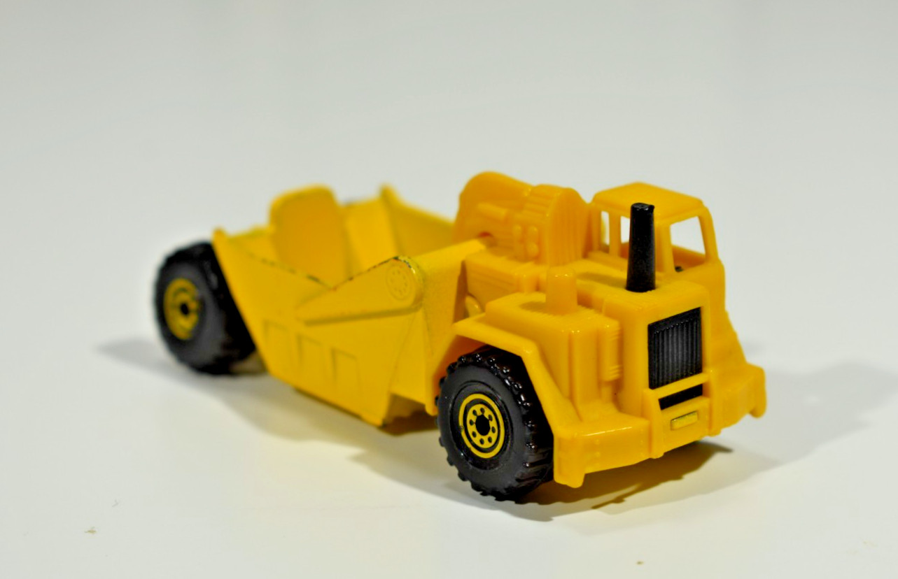 Hot Wheels Workhorses CAT Earth Mover Tractor – Incomplete – Missing Rear Cover