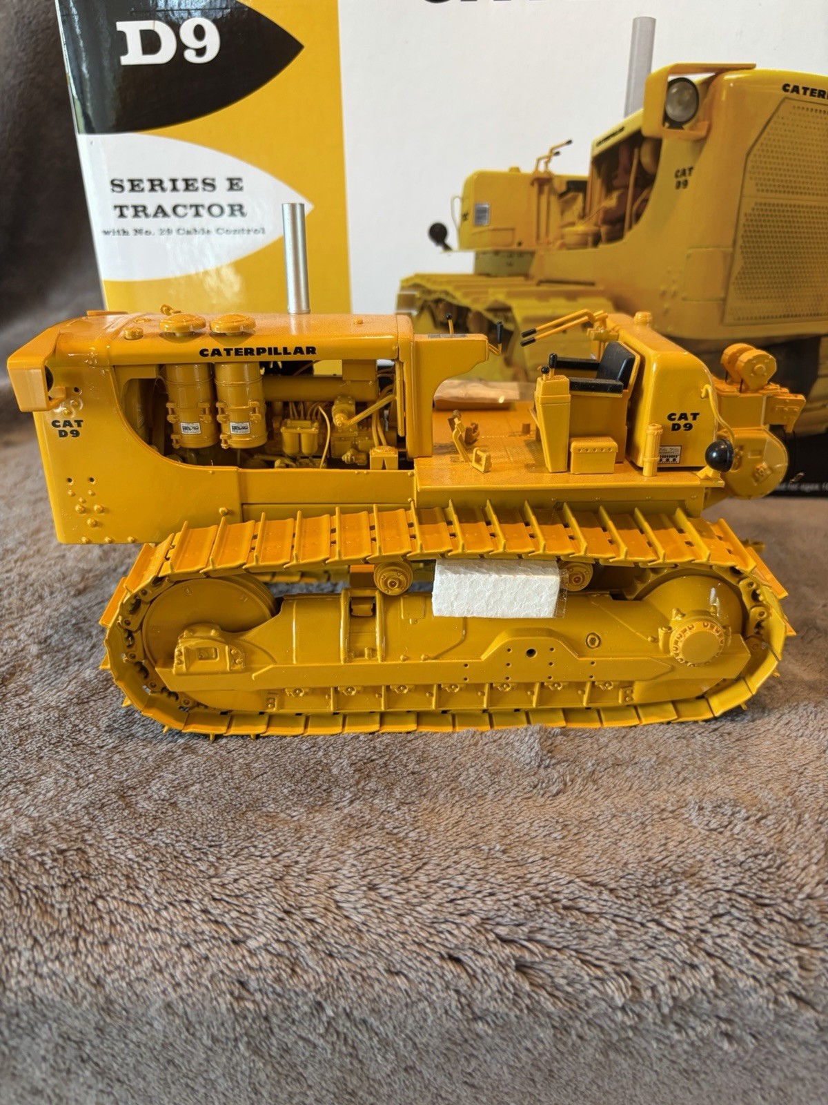 First Gear 49-0148 1:25 Diecast CAT D9 Series E Tractor w/ No.29 Cable Control