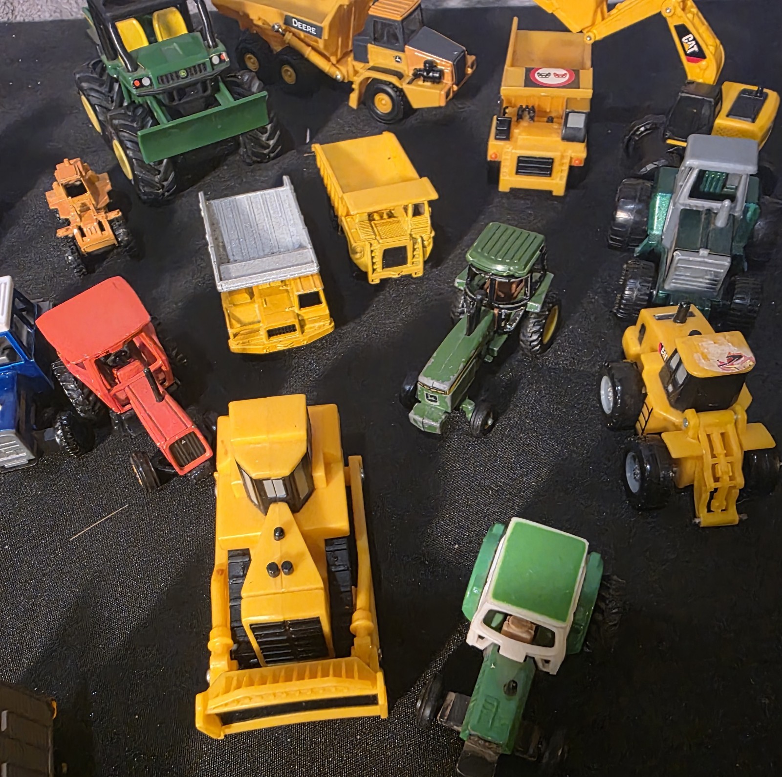 Lot Of 18 Farm And Construction Die-cast And Plastic Equiptment Various scales