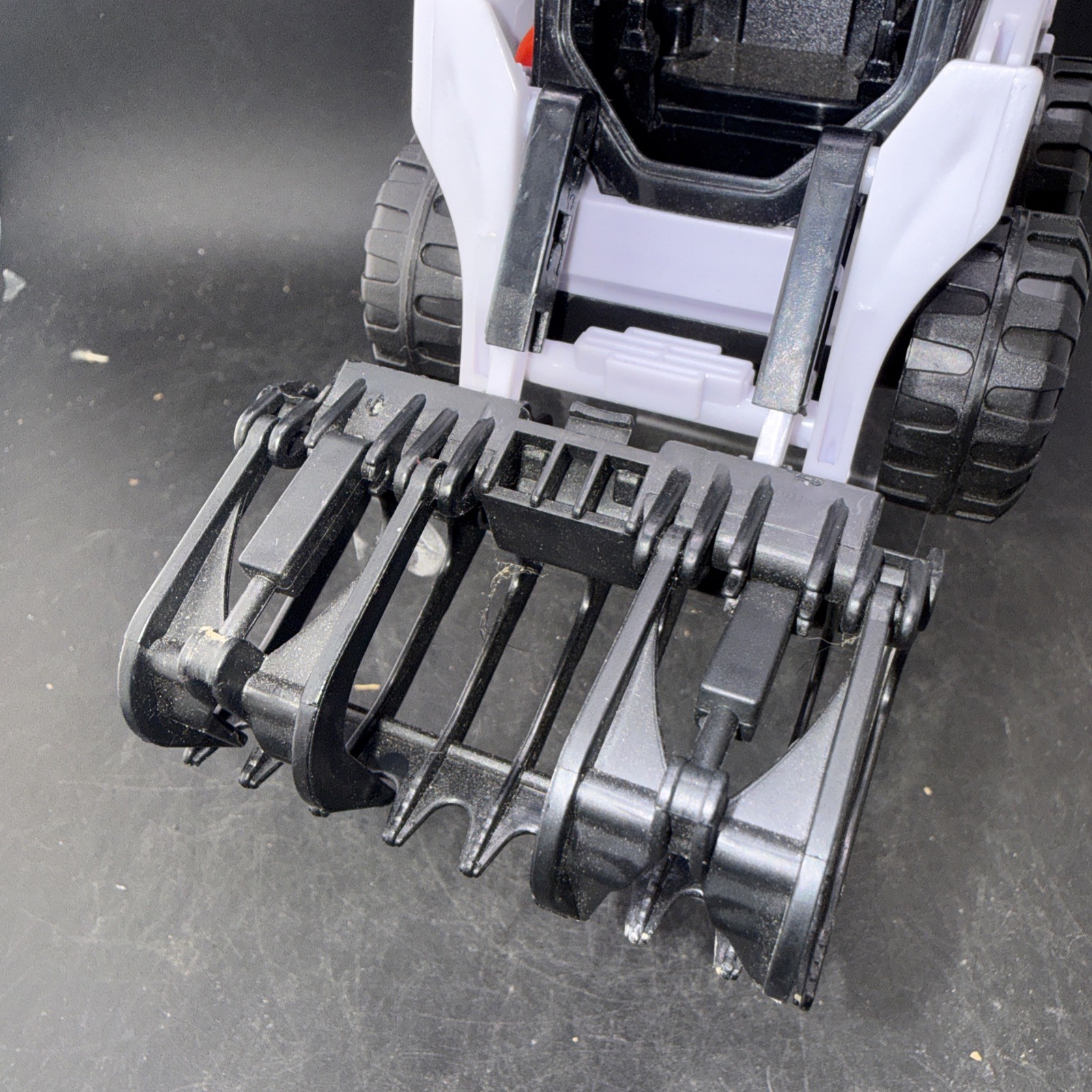 New Bright Bobcat Skid Steer Loader Grapple Bucket Construction Toy Vehicle