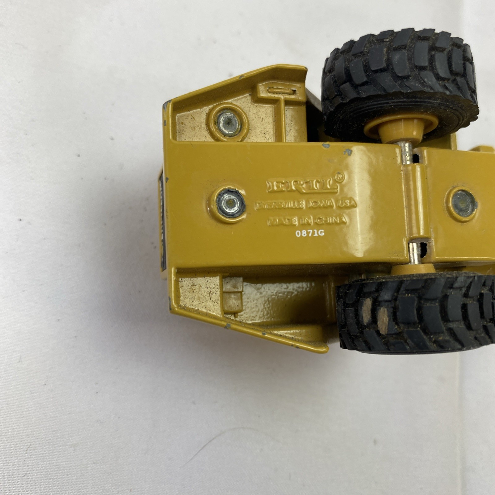ERTL Caterpillar CAT D25D Articulated Dump Truck 1:64