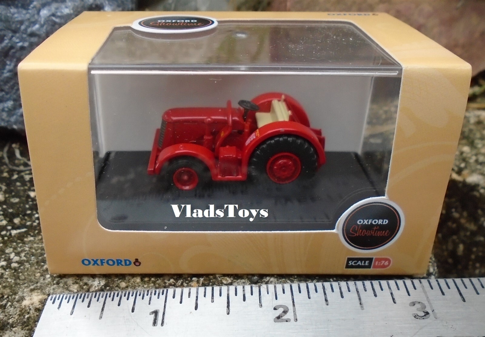 Oxford 1/76 David Brown Tug Tractor Red – Bertram Mills Circus 76DBT003