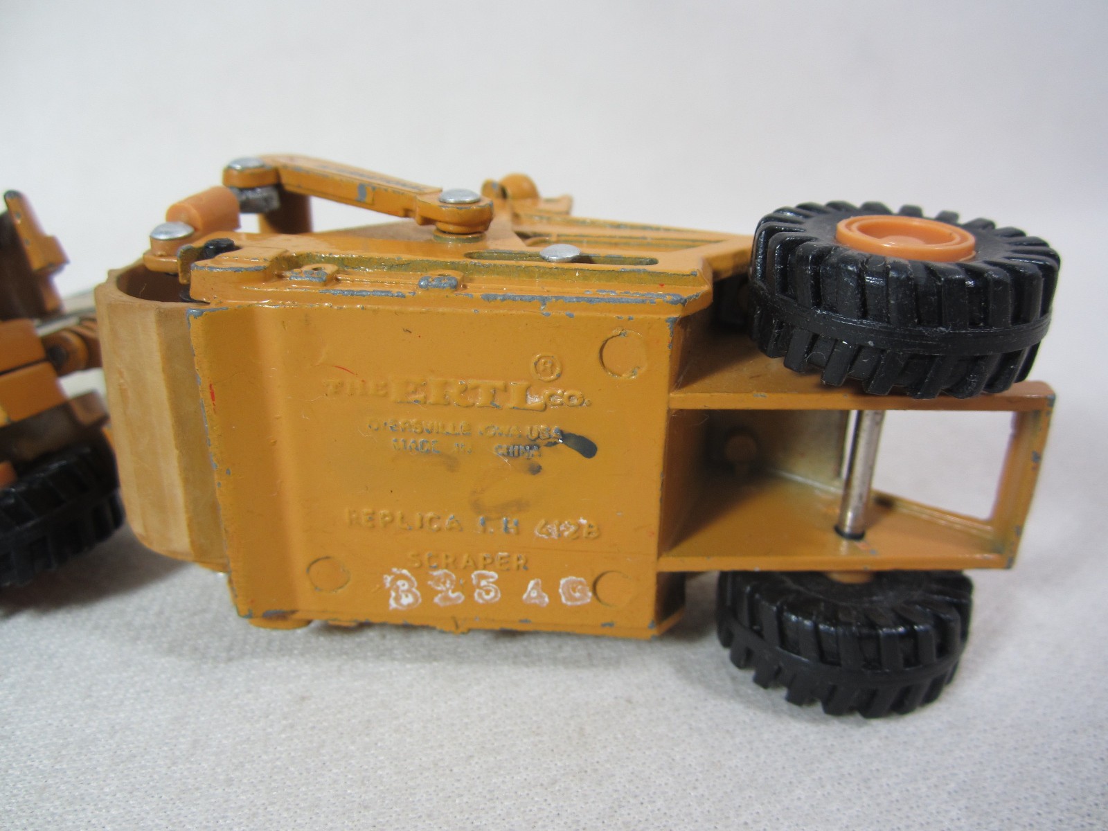 ERTL MIGHTY MOVERS INTERNATIONAL HARVESTER SCRAPER 412B 1/64 DIECAST