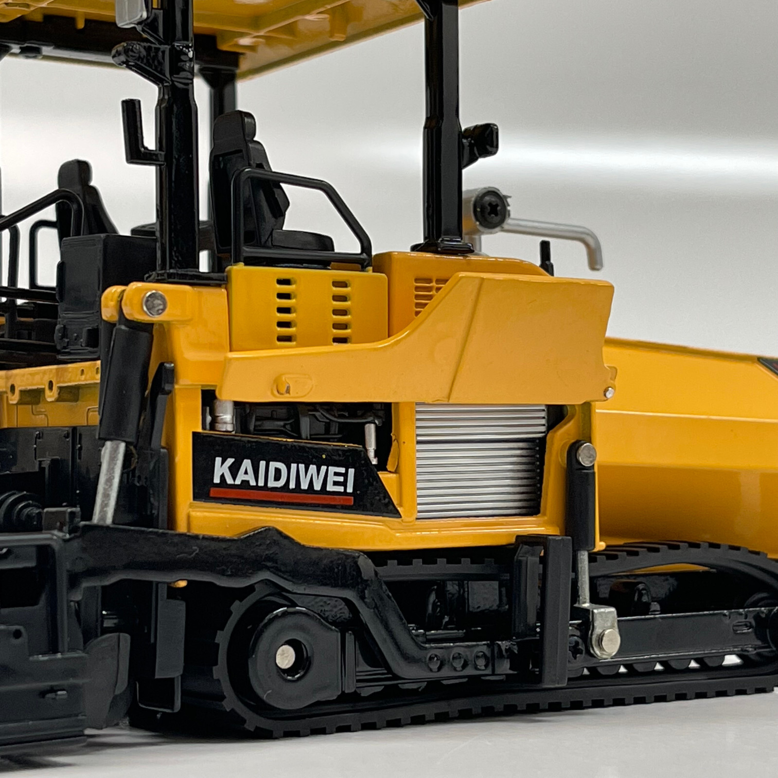 Die Cast 1:40 Scale Crawler Road Asphalt Paver Construction Replica Model Yellow